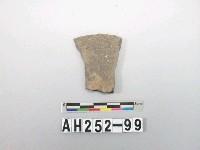 藏品(灰色夾砂陶片)的圖片